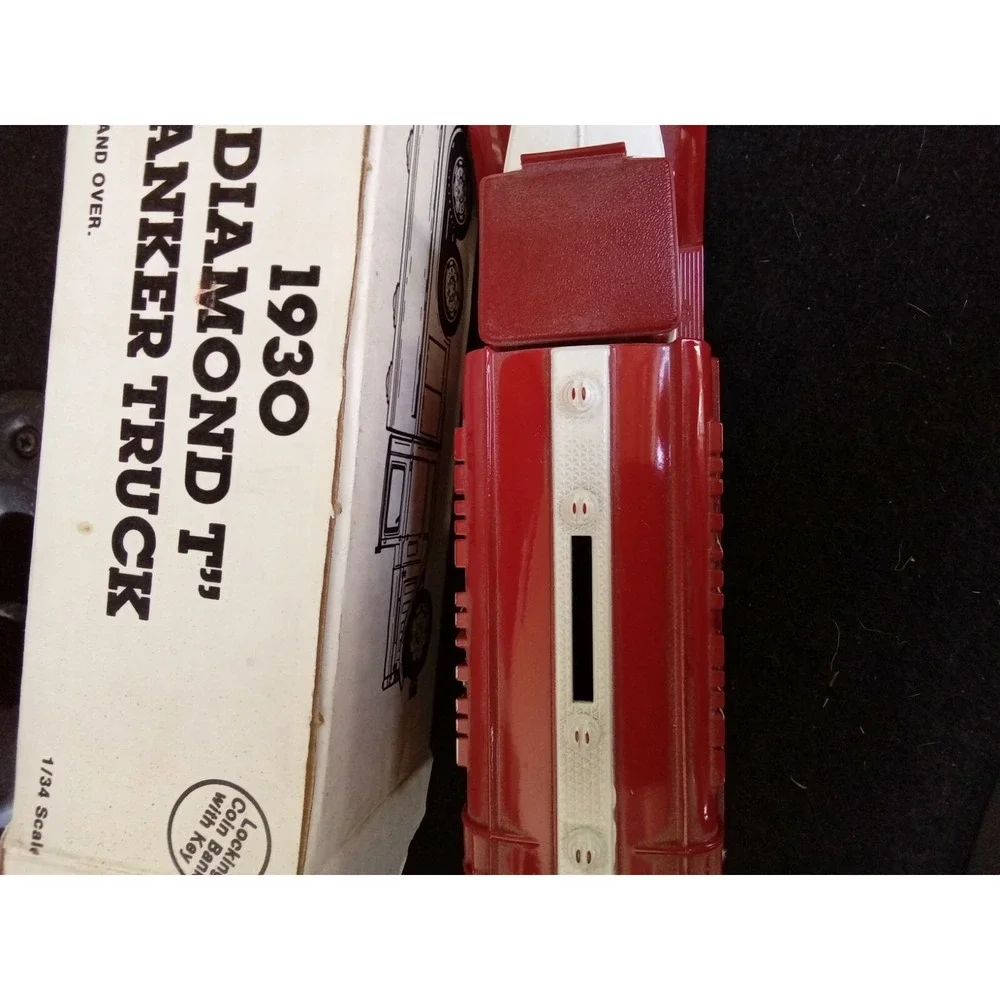 ERTL‎ 1930 Diamond T Tanker Truck/Bank